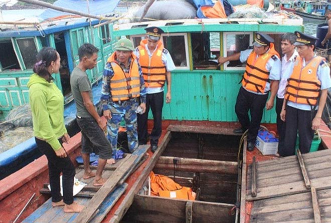 5 giờ căng thẳng cứu hộ tàu cá Quảng Ninh bị bục trên biển - 1