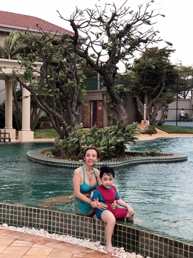 Thu Trang diện bikini khoe thân hình nóng bỏng khi đi du lịch cùng gia đình.