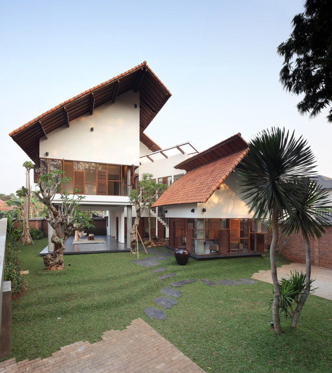 Ngôi nhà này có tên là “Distort House”, tọa lạc tại Jakarta, Indonesia.