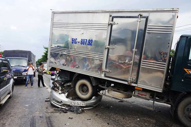 Sốc với hiện trường vụ tai nạn “xế hộp” bẹp dúm dưới bánh xe tải - 5