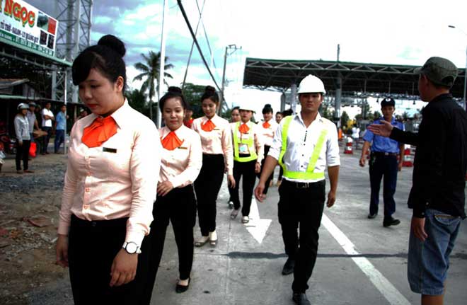 Trạm thu phí Cai Lậy: &#34;Bên xả trạm, bên thu phí coi sao được!&#34; - 12