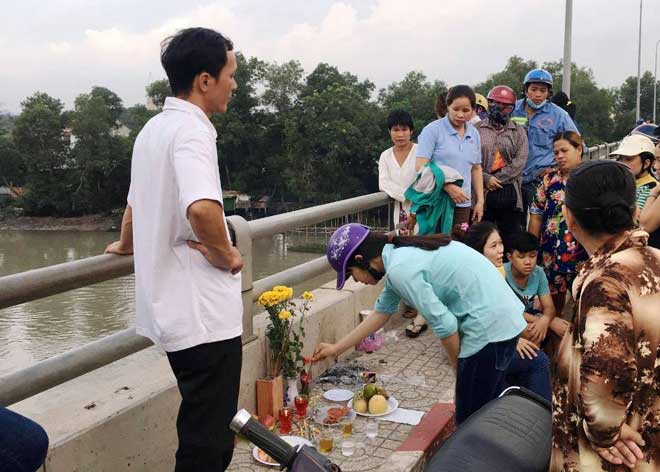 Bỏ lại bạn gái trên cầu, thanh niên gieo mình xuống sông Sài Gòn - 1