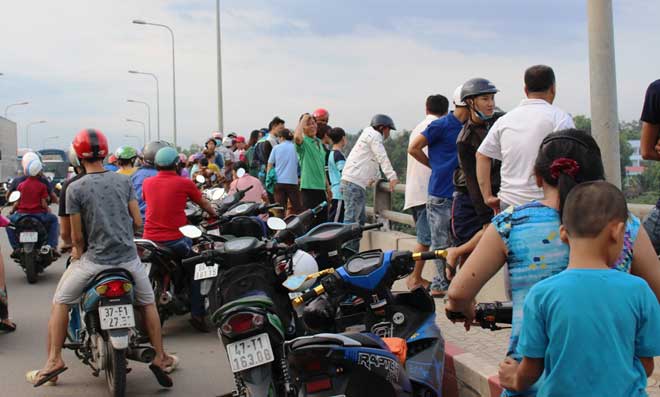 Bỏ lại bạn gái trên cầu, thanh niên gieo mình xuống sông Sài Gòn - 2
