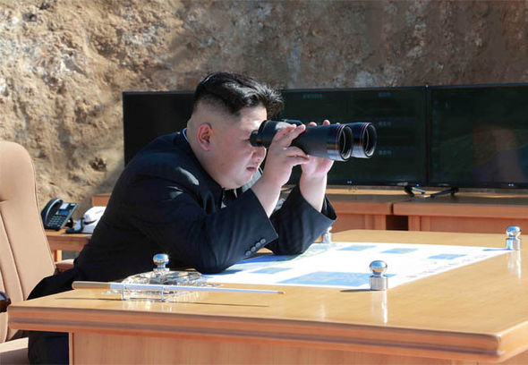 Phát ngôn lạnh người của Kim Jong-un khi xem kế hoạch đánh Guam - 1