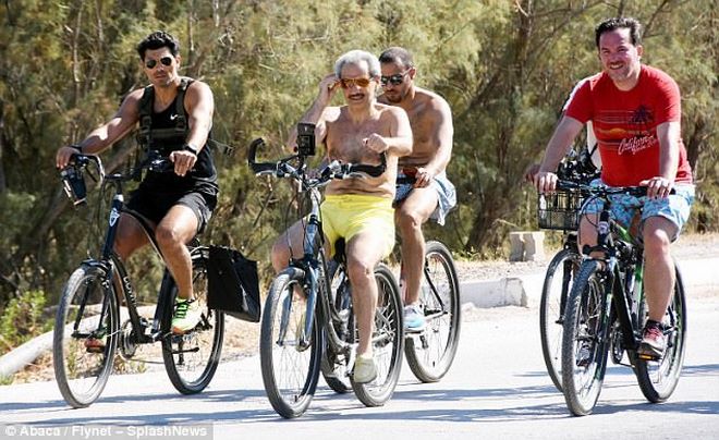 Hoàng thân ăn chơi nhất Ả Rập Saudi cởi trần, đạp xe trên phố - 1