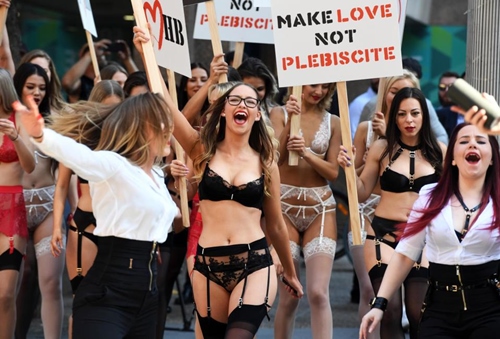 Phụ nữ Úc mặc đồ lót tràn xuống phố biểu tình - 1