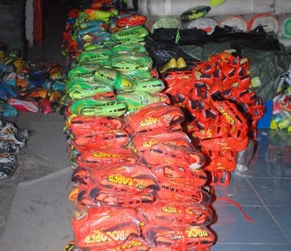 Tịch thu hơn 5.000 sản phẩm giả nhãn hiệu Adidas, Nike, Levi's - 1