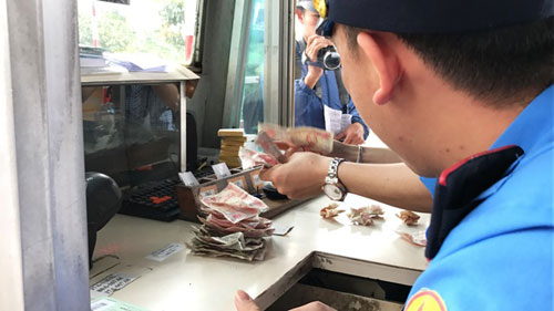 BOT liên tiếp &#34;vỡ trận&#34; vì tài xế dùng &#34;quái chiêu&#34; - 2