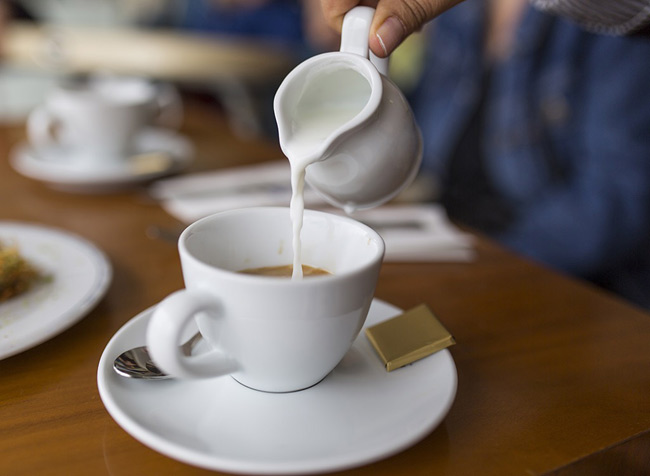 1. Thêm quá nhiều đường, sữa vào cà phê. 1 tách cà phê buổi sáng rất tốt cho sức khỏe, tuy nhiên nếu thêm quá nhiều đường, sữa đặc hoặc kem vào trong đó sẽ làm tăng nguy cơ bị thừa cân, béo phì, bệnh tiểu đường,…