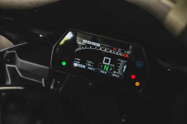 Cụm đồng hồ thiết kế như màn hình điều khiển của xe hơi.