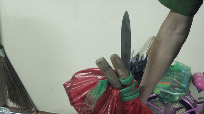 Đột kích ‘lô cốt’ cờ bạc, 3 chiến sĩ công an bị thương - 2