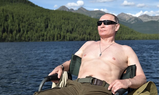 Hàng ngàn người Nga cởi trần chụp ảnh bắt chước Putin - 1