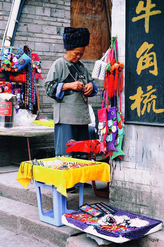 Chuyến đi Phượng Hoàng cổ trấn chất lừ của nữ du khách Việt khiến dân mạng ganh tỵ - 25