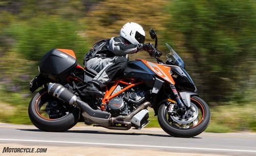 KTM Super Duke GT được mệnh danh là xe sport-touring tốt nhất 2017 - 1