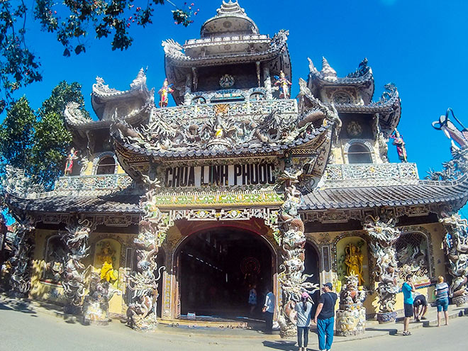 Ngôi chùa kỳ quái làm từ “ve chai” khiến du khách tròn mắt khi ghé thăm - 2