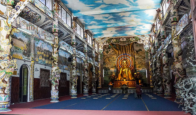 Ngôi chùa kỳ quái làm từ “ve chai” khiến du khách tròn mắt khi ghé thăm - 3