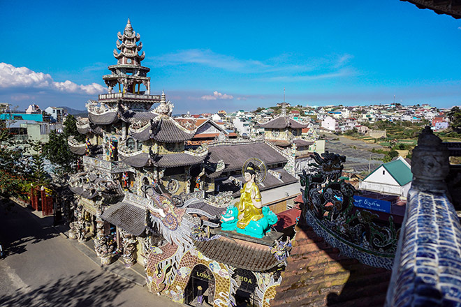 Ngôi chùa kỳ quái làm từ “ve chai” khiến du khách tròn mắt khi ghé thăm - 5