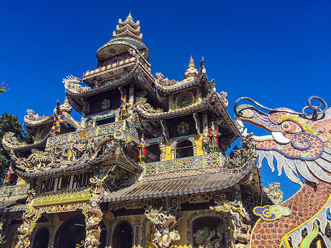 Ngôi chùa kỳ quái làm từ “ve chai” khiến du khách tròn mắt khi ghé thăm - 4