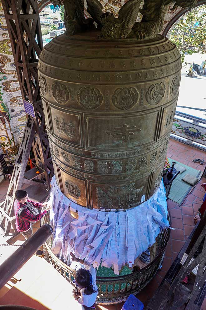 Ngôi chùa kỳ quái làm từ “ve chai” khiến du khách tròn mắt khi ghé thăm - 7