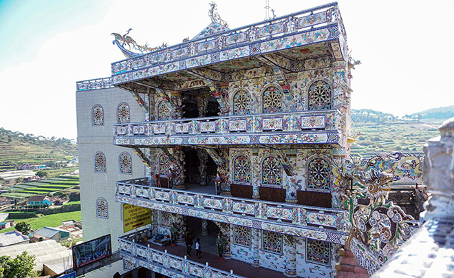 Ngôi chùa kỳ quái làm từ “ve chai” khiến du khách tròn mắt khi ghé thăm - 9