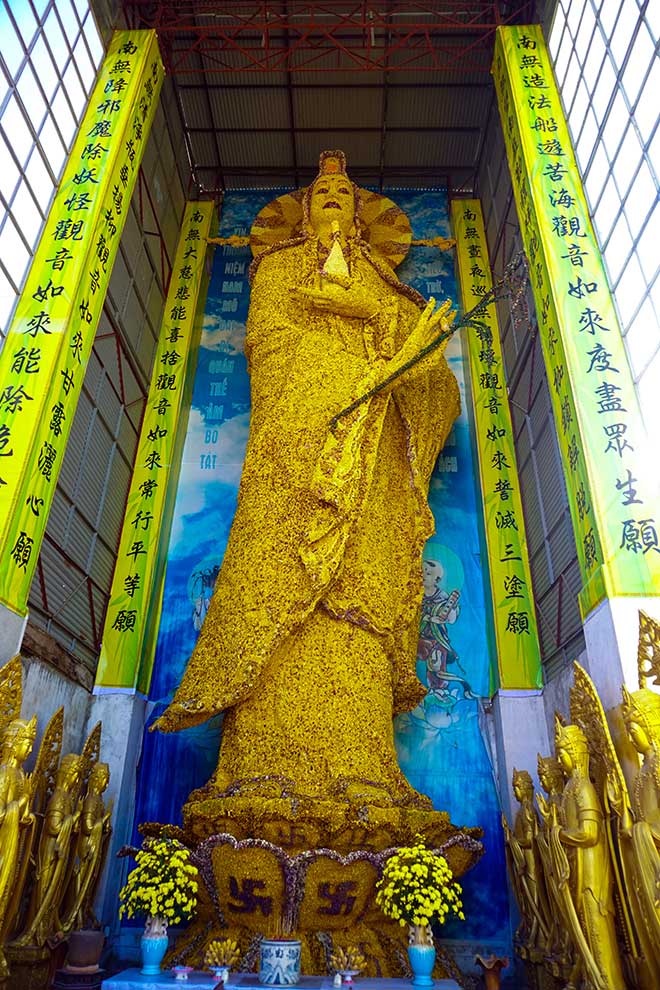 Ngôi chùa kỳ quái làm từ “ve chai” khiến du khách tròn mắt khi ghé thăm - 8