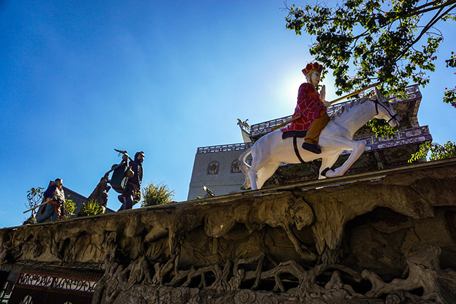 Ngôi chùa kỳ quái làm từ “ve chai” khiến du khách tròn mắt khi ghé thăm - 12