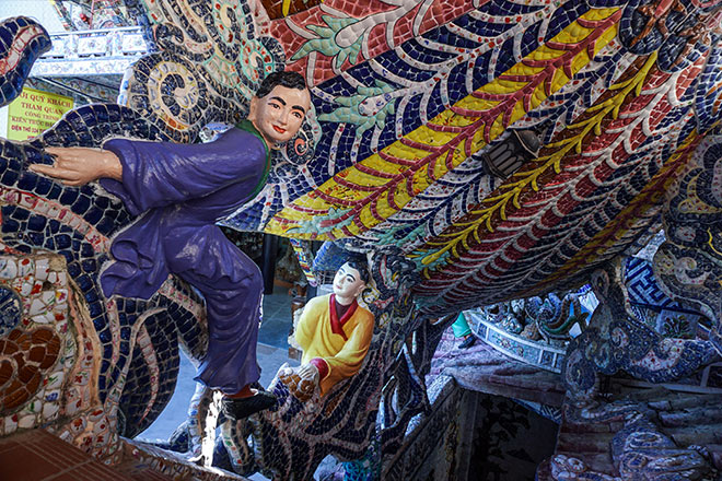 Ngôi chùa kỳ quái làm từ “ve chai” khiến du khách tròn mắt khi ghé thăm - 13