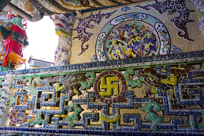 Ngôi chùa kỳ quái làm từ “ve chai” khiến du khách tròn mắt khi ghé thăm - 10