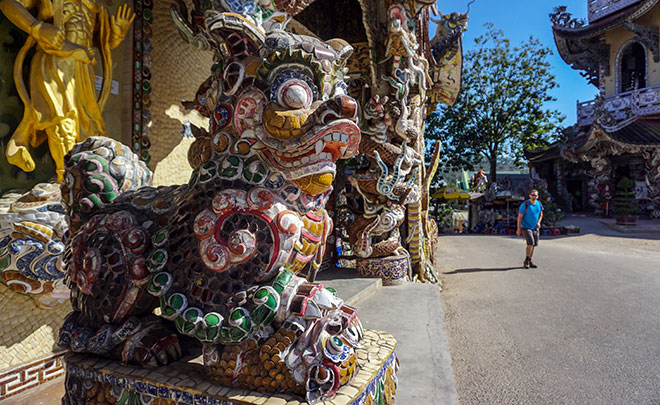 Ngôi chùa kỳ quái làm từ “ve chai” khiến du khách tròn mắt khi ghé thăm - 11