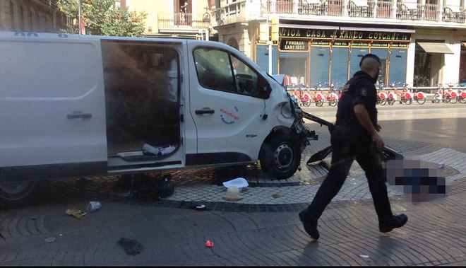 Xe tải khủng bố lao lên vỉa hè, đâm hàng trăm người ở Tây Ban Nha - 1