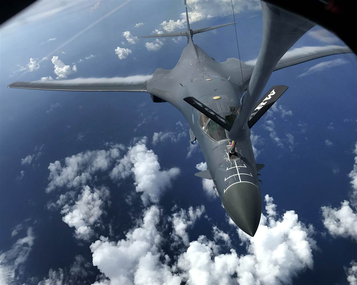 B-1b Mỹ sẵn sàng dội bom Triều Tiên khi ông Trump ra lệnh - 1