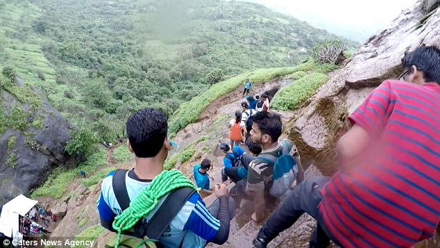 Lối đi dựng đứng không dành cho người yếu tim ở Ấn Độ - 3