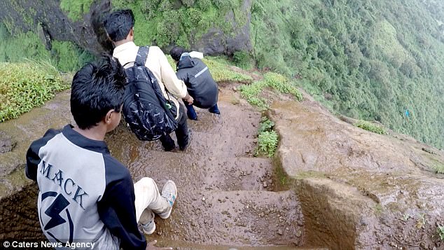 Lối đi dựng đứng không dành cho người yếu tim ở Ấn Độ - 5