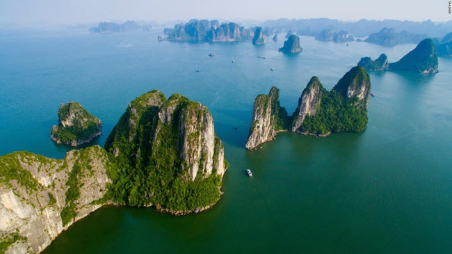 Vịnh Hạ Long, Việt Nam: Ngồi trên những chiếc thuyền buồm là cách lý tưởng nhất để khám phá hàng nghìn hòn đảo đá vôi trên Vịnh Hạ Long.