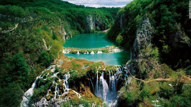 Hồ Plitvice, Croatia: Hồ Plitvice bao gồm một loạt các hồ nhỏ nằm giữa hẻm núi và các thác nước tuyệt đẹp.