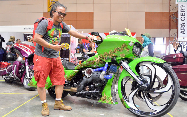 Trong suốt sự kiện diễn ra gần đây mang tên Art of Speed Malaysia 2017 (Nghệ thuật tốc độ ở Malaysia), khách thăm quan không rời mắt khỏi mẫu xe độ độc đáo Harley-Davidson Road Glide mang động cơ tăng áp.