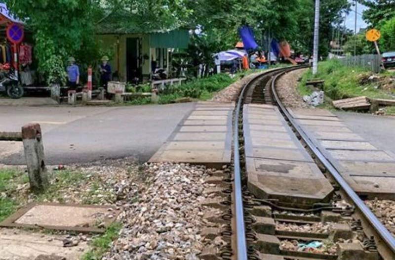 Đập vỡ cửa, cướp tiền 2 mẹ con người gác chắn đường tàu - 2