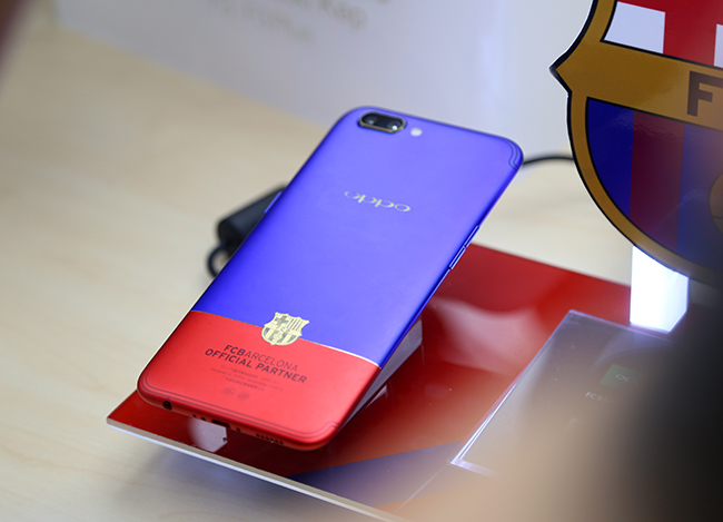 Ngày 19/8, OPPO đã giới thiệu dòng smartphone R11 phiên bản FC Barcelona tại Việt Nam.