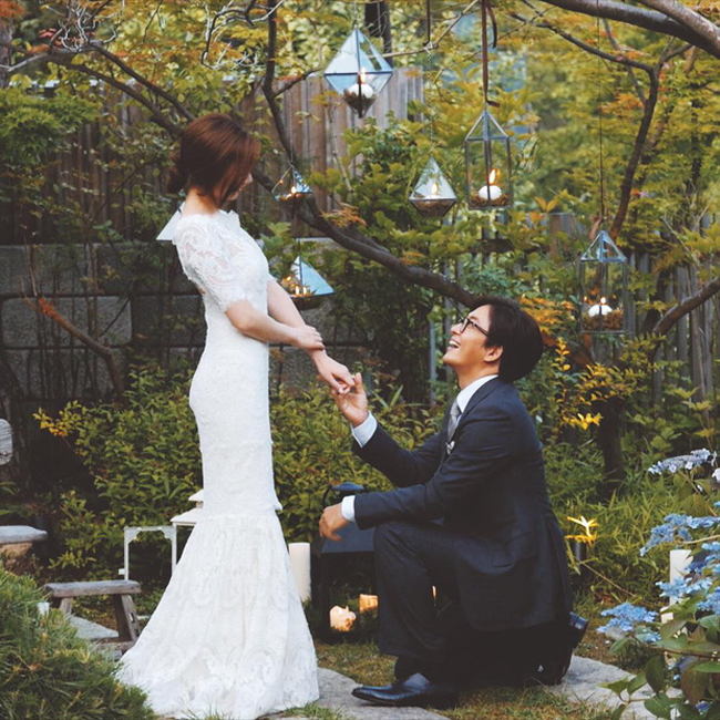 Năm 2015, Bae Yong Joon khiến nhiều fan nữ tiếc nuối khi tuyên bố kết hôn với nữ diễn viên Park Soo Jin. Tháng 10/2016 cặp đôi đón con trai đầu lòng.