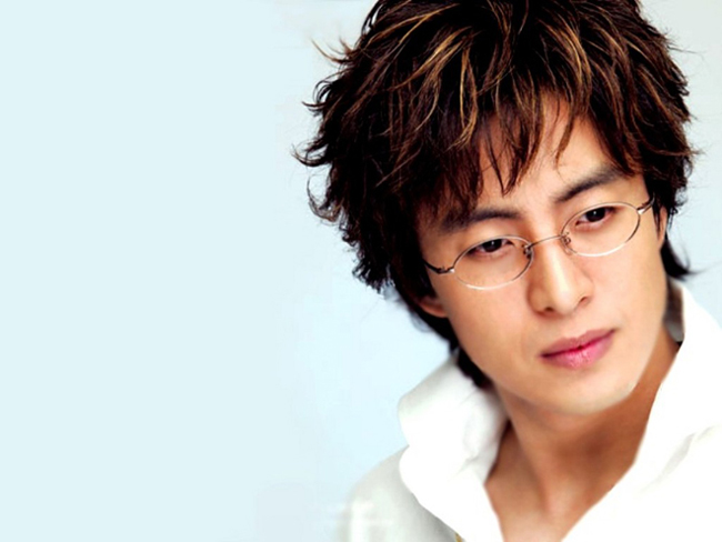 Sau thành công của Mối tình đầu, Thành thật với tình yêu và những tác phẩm khác ra mắt đầu những năm 2000, diện mạo Bae Yong Joon bắt đầu gắn liền với đôi kính.