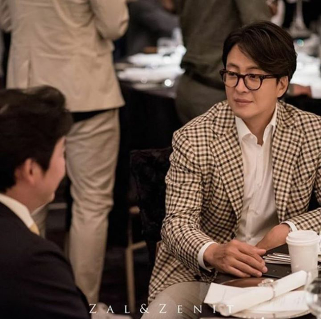 Hình ảnh Bae Yong Joon dự đám cưới hồi tháng 6 vừa qua khách sạn Lottle, Seoul. Trong những năm tháng rút lui khỏi phim trường, nam diễn viên sống kín tiếng hơn. 