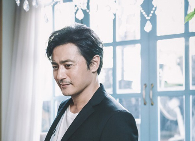 Nam diễn viên Jang Dong Gun vừa có bộ phim hành động tội phạm mới ra mắt V.I.P. với hình ảnh “soái ca tứ tuần”.
