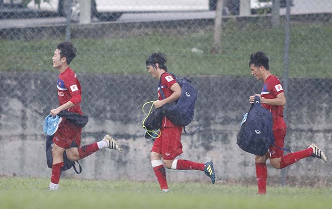 Hết Malaysia “chơi khó”, U22 Việt Nam phải &#34;chạy trốn ông Trời&#34; - 2