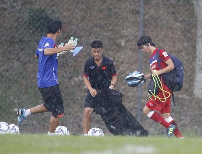 Hết Malaysia “chơi khó”, U22 Việt Nam phải &#34;chạy trốn ông Trời&#34; - 14