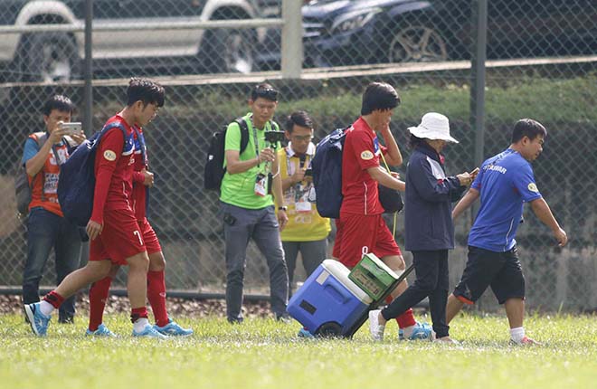 Hết Malaysia “chơi khó”, U22 Việt Nam phải &#34;chạy trốn ông Trời&#34; - 3