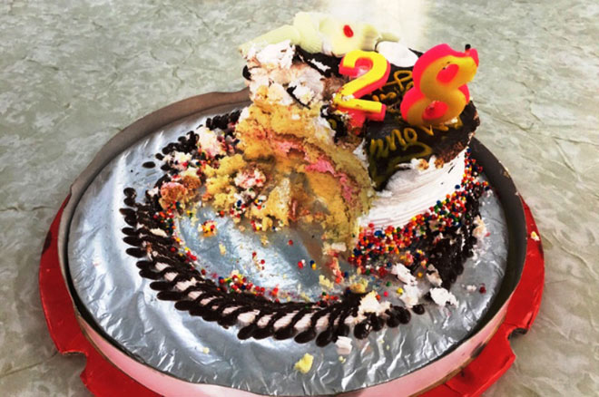 Truy tìm 2 cô gái trong vụ thanh niên bị sát hại trước quán karaoke - 2