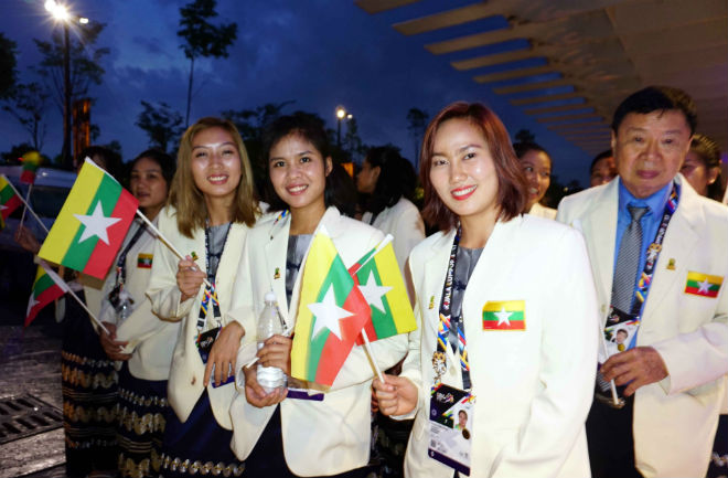 Sắc đỏ sao vàng xinh xắn giữa “biển người” lễ khai mạc SEA Games 29 - 2