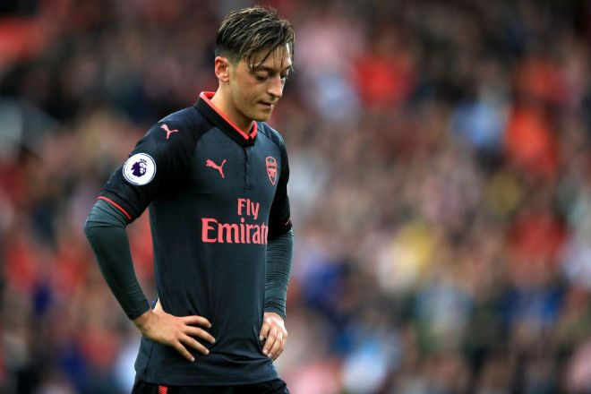 Arsenal thua thảm: Ozil bất lực, rủ Sanchez chạy trốn Wenger - 1