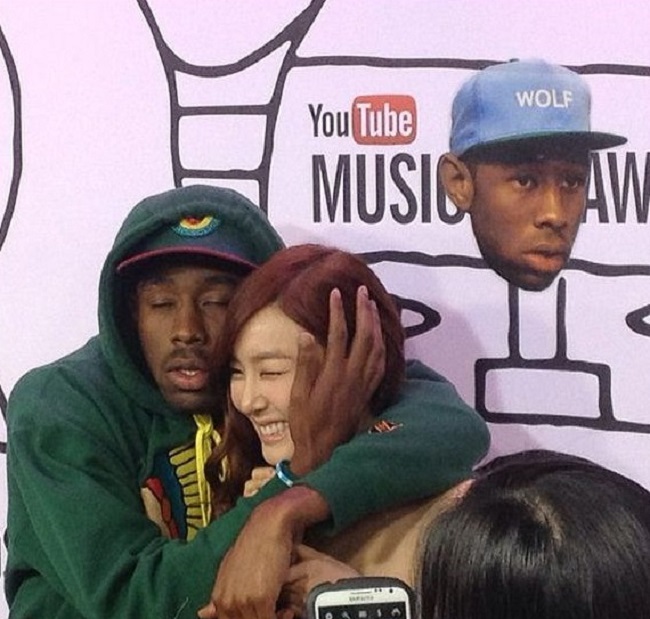 Trong một sự kiện lễ trao giải âm nhạc năm 2013, Tiffany đã không khỏi bối rối khi bị rapper người da màu Tyler ôm ấp quá đà và thậm chí còn hôn lên má cô.