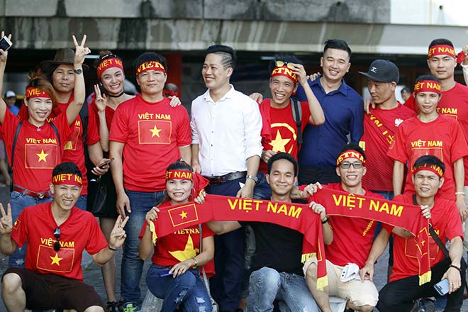 U22 Việt Nam - U22 Philippines:  Đỏ rực fan cổ vũ Công Phượng, Hữu Thắng - 1